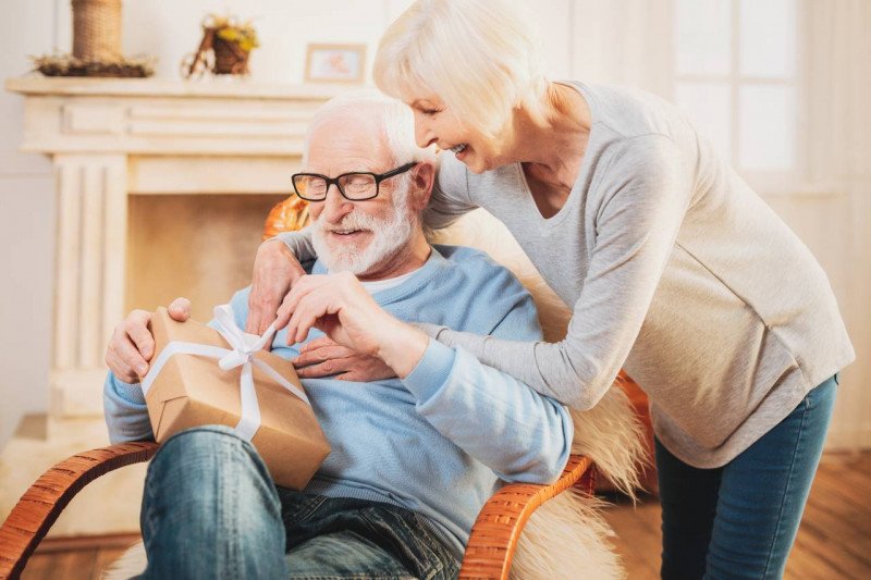 Pflegezusatzversicherung als Geschenk im Alter